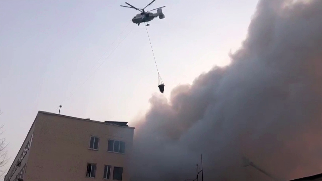 Видео поджога вертолета. Пожарный вертолет Москва. Вертолет МЧС. Вертолет МЧС тушит пожар. Пожар в Москве вчера.