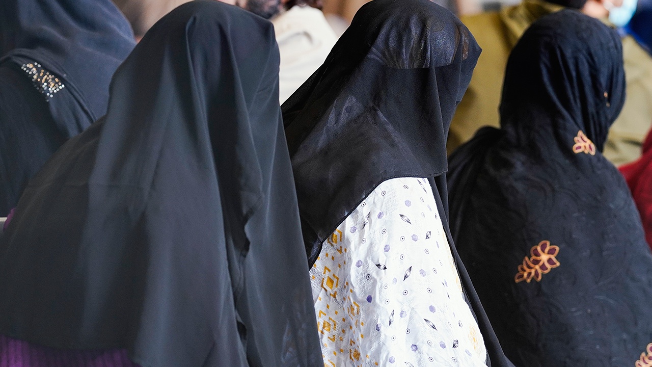 Al Arabiya: талибы запретили женщинам посещать салоны красоты