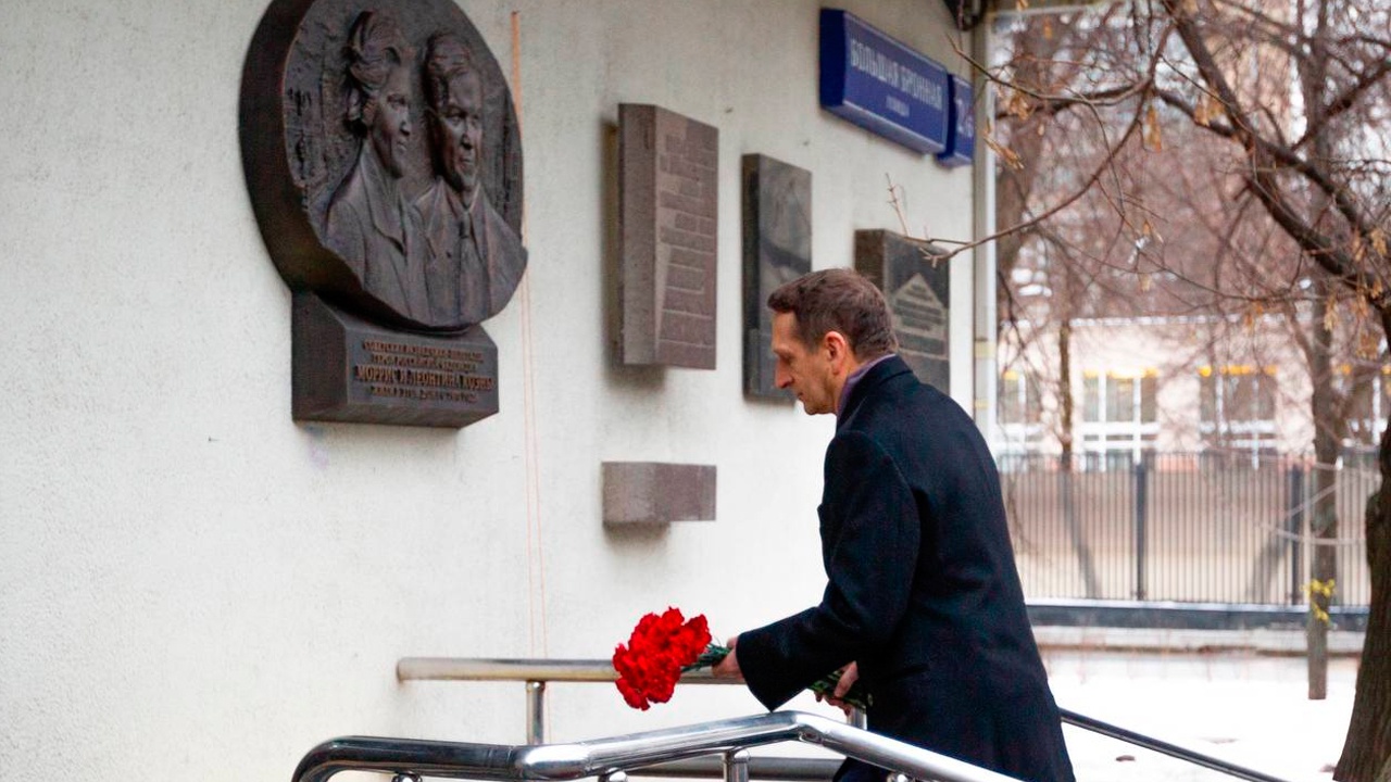 Шарапов стажер нелегальной разведки. Мемориальная доска. Мемориальная доска Болдыреву. Богданов памятная доска. Мемориальная доска Гаспаряна в Москве.