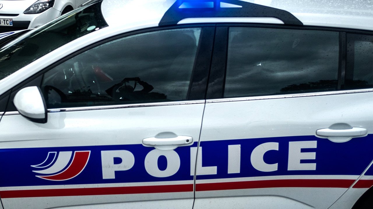 AFP: неизвестный с ножом напал на людей в Париже 