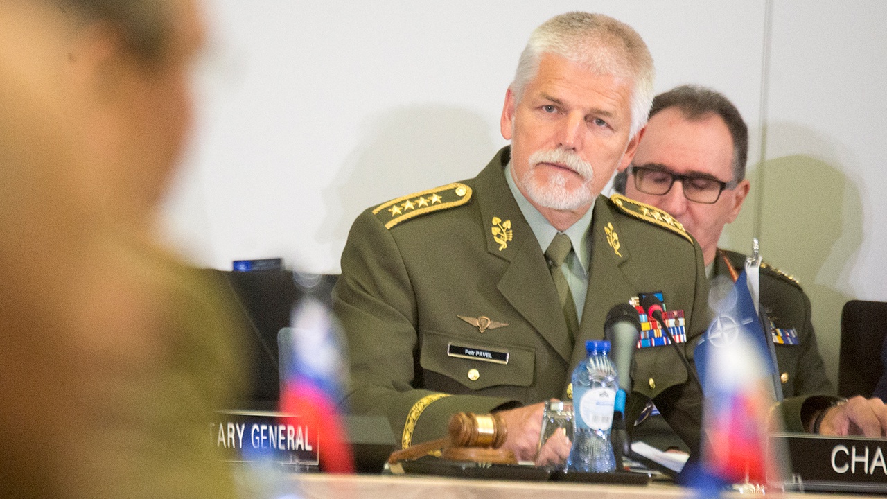  Экс-глава комитета НАТО лидирует на президентских выборах в Чехии