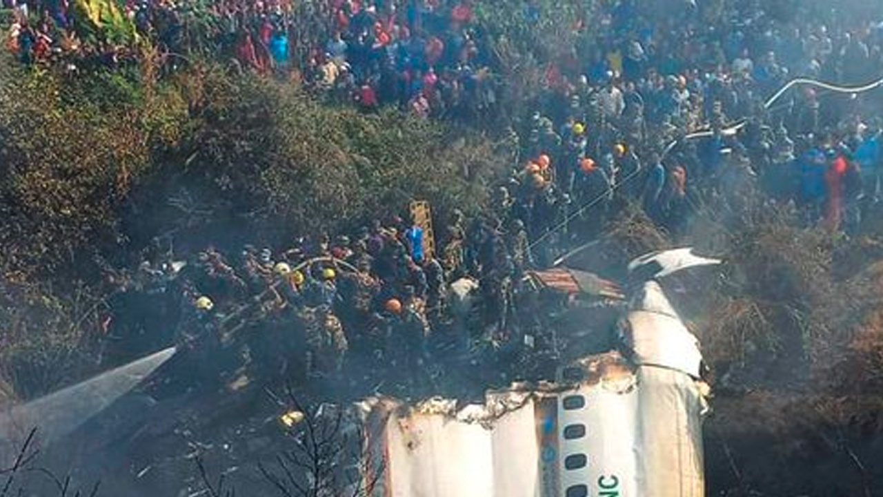 Online Khabar: пилот в Непале в последний момент увел самолет от падения на населенный пункт