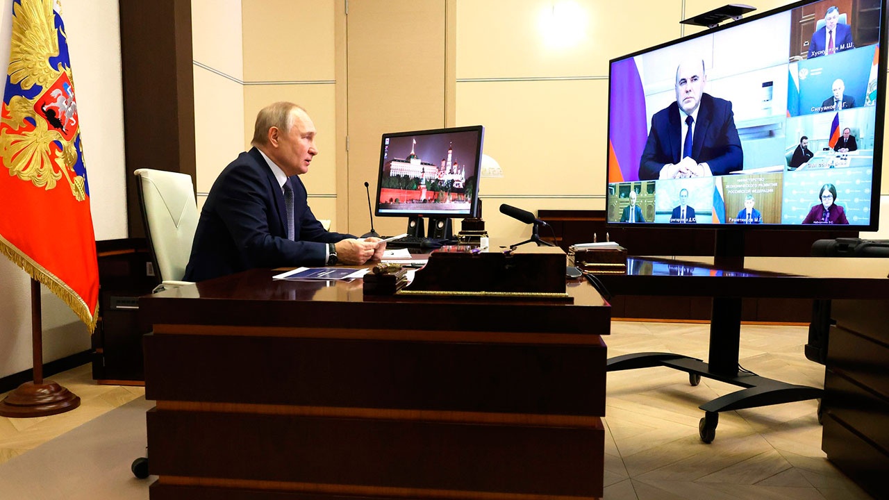 Путин разрешил отдельным компаниям временно не учитывать голоса акционеров из недружественных стран