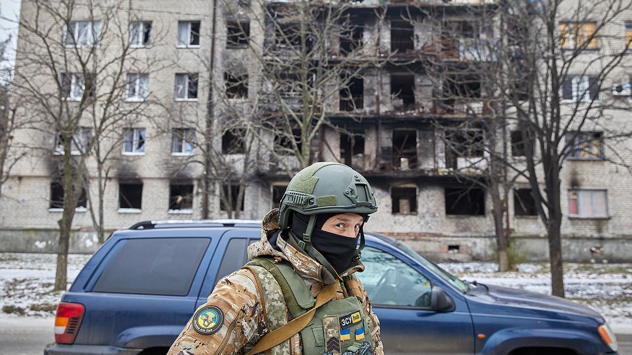 Киев перебросил часть войск из Херсонской области в Донбасс, сообщил Сальдо