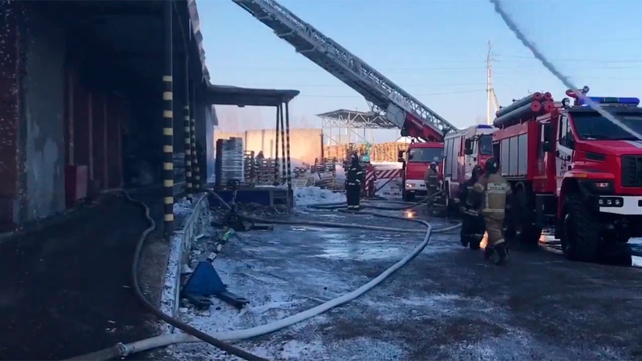 Крупное возгорание на складе с алкоголем в Приморье потушили