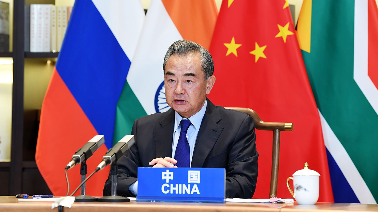 В МИД КНР заверили, что Китай будет играть конструктивную роль в урегулировании на Украине по-своему