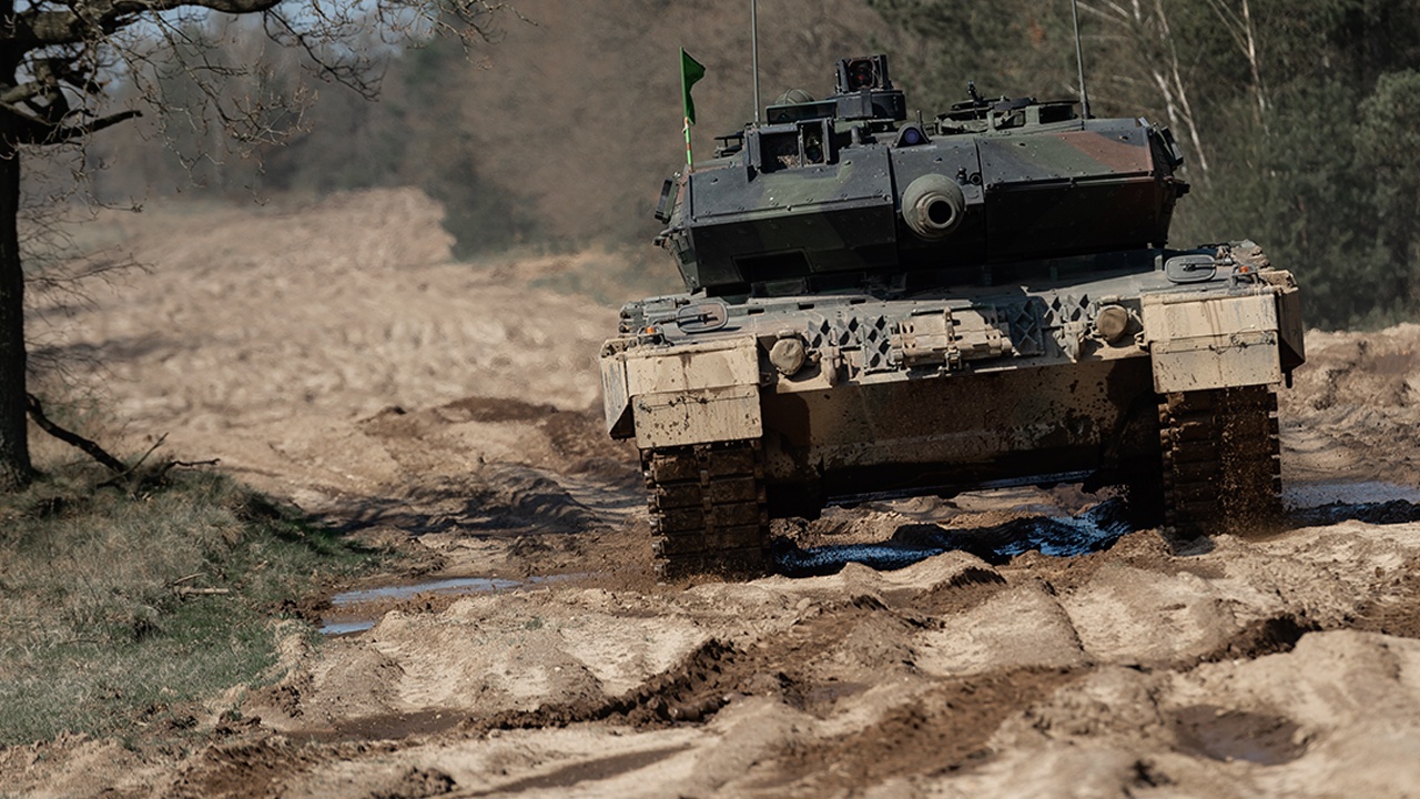 Spiegel: Шольц принял решение отправить Киеву роту танков Leopard 