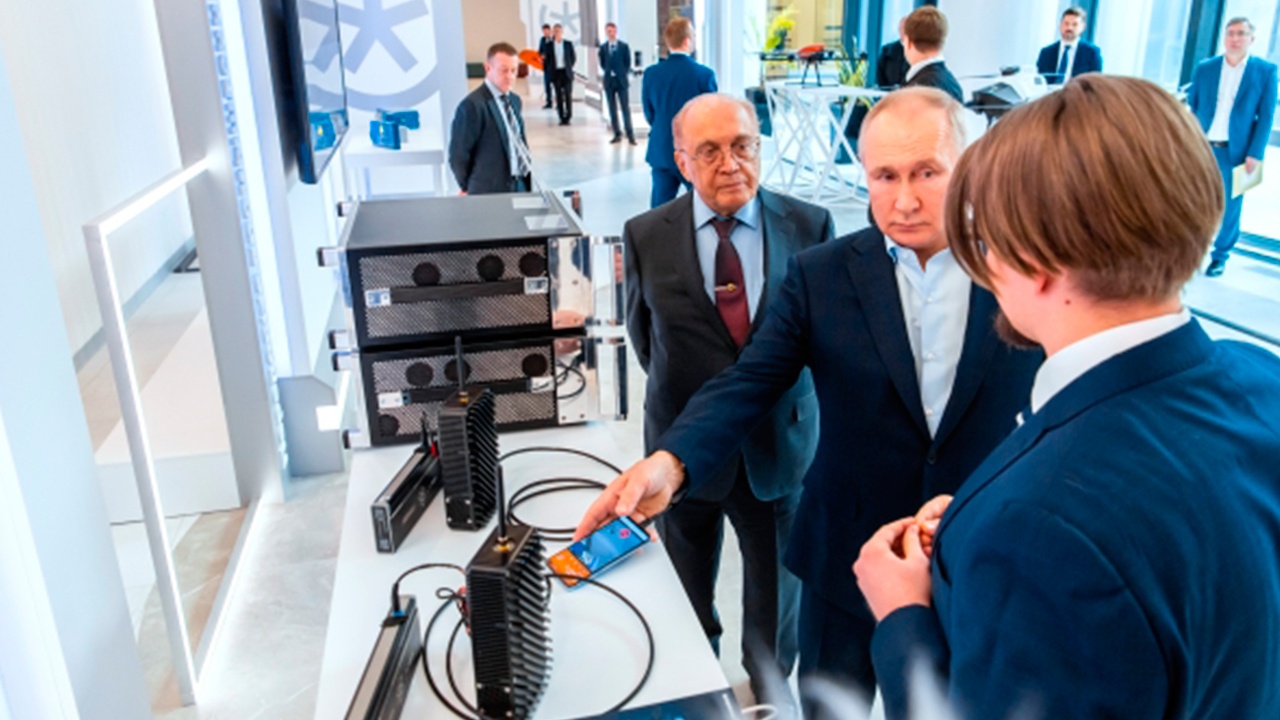 Путин ознакомился с ведущими научными разработками российского студенчества