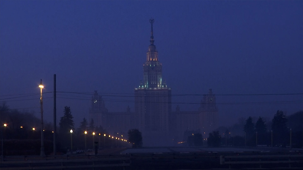 Москвичей призвали воздержаться от поездок на личном транспорте из-за тумана