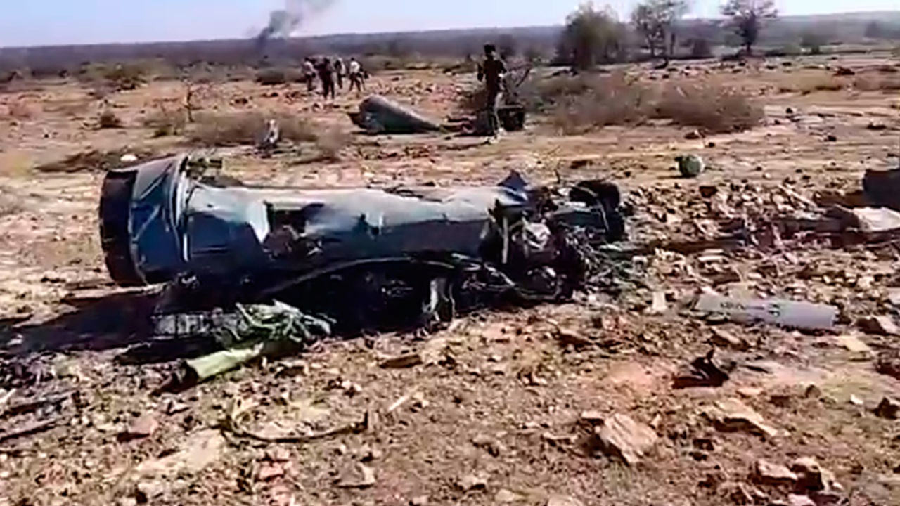 Обломки упавших в Индии самолетов показали на видео