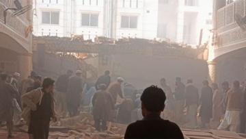 Опубликованы кадры с места взрыва внутри мечети Пешавара в Пакистане