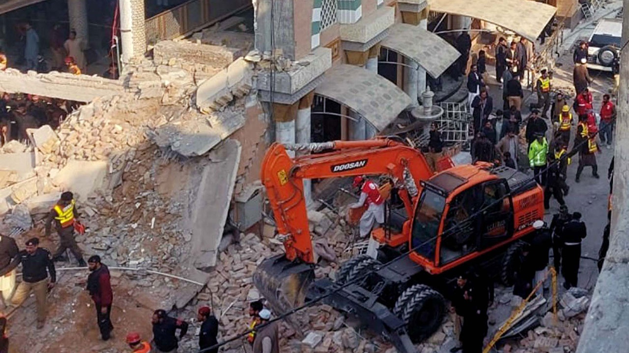 Число жертв взрыва в мечети Пешавара увеличилось до 72