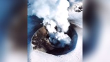 На Курилах сняли завораживающие кадры проснувшегося вулкана Эбеко