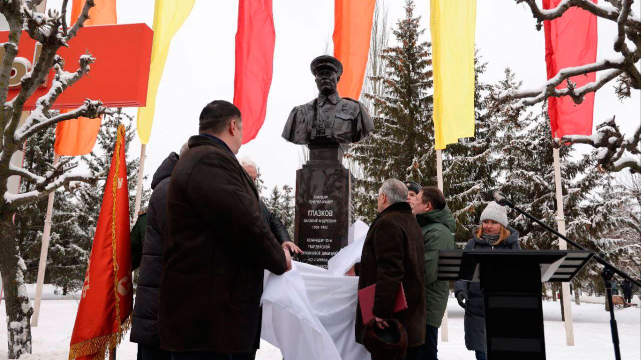 В Тамбове открыли памятник Герою Сталинградской битвы генерал-майору Василию Глазкову