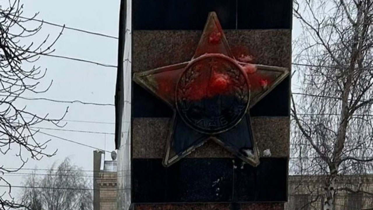 Вандалы осквернили символикой «Азова»* памятник Воину-освободителю в Харькове
