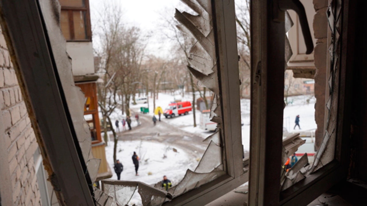 В Донецке зафиксировали прямое попадание снаряда боевиков в жилой дом