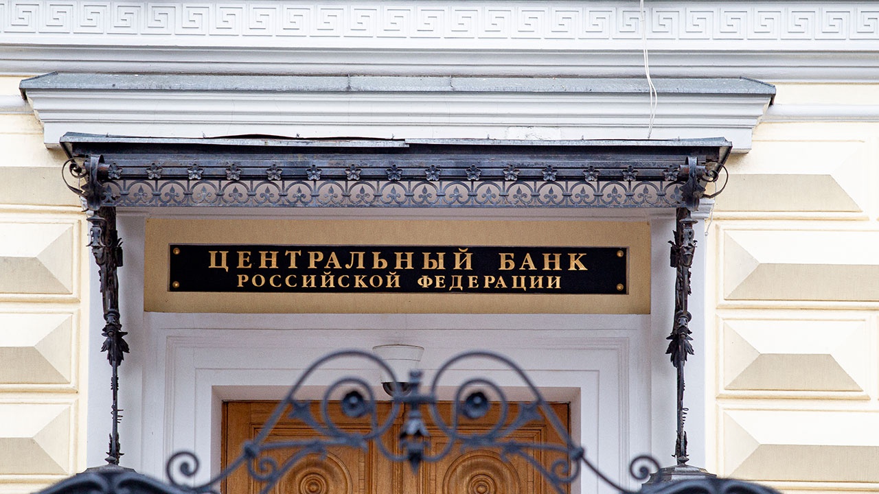 ЦБ РФ может ввести «период охлаждения» для подозрительных платежей россиян