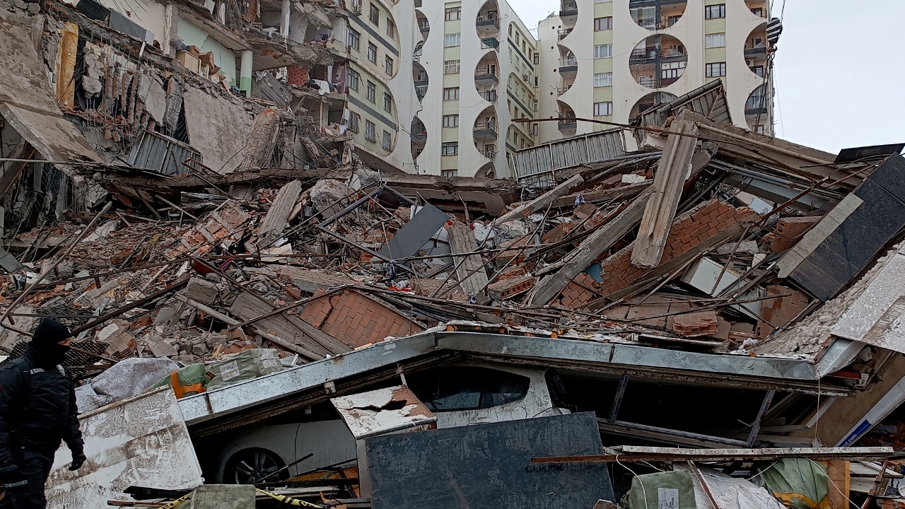 Момент крушения здания во время землетрясения в Турции попал в эфир телеканала