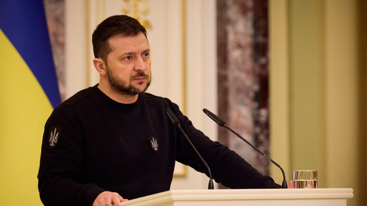 Зеленский предложил продлить военное положение и мобилизацию на Украине