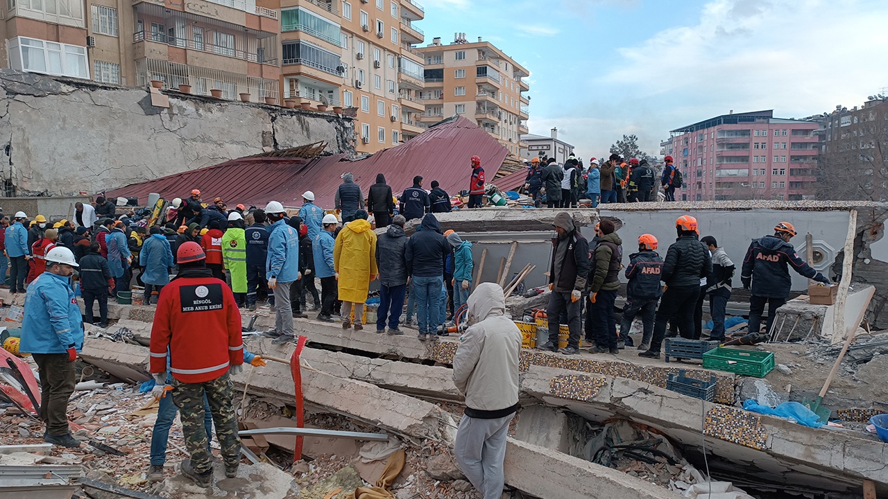 Число жертв мощных землетрясений в Турции возросло до 3 381