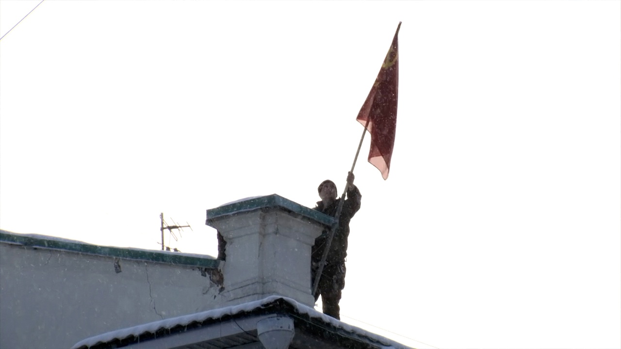 В центре Курска в честь 80-летия освобождения города водрузили Красное знамя