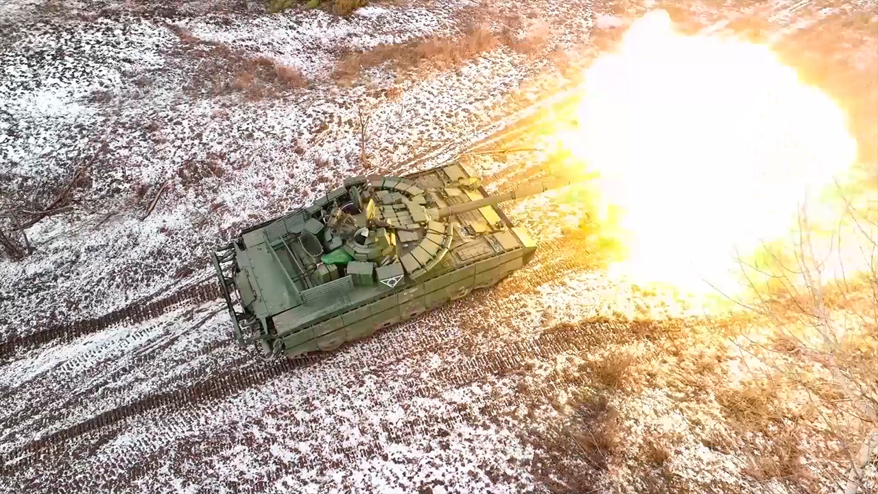 Российские танкисты «обкатали» модернизированные Т-80БВМ на полигоне в тыловой зоне СВО