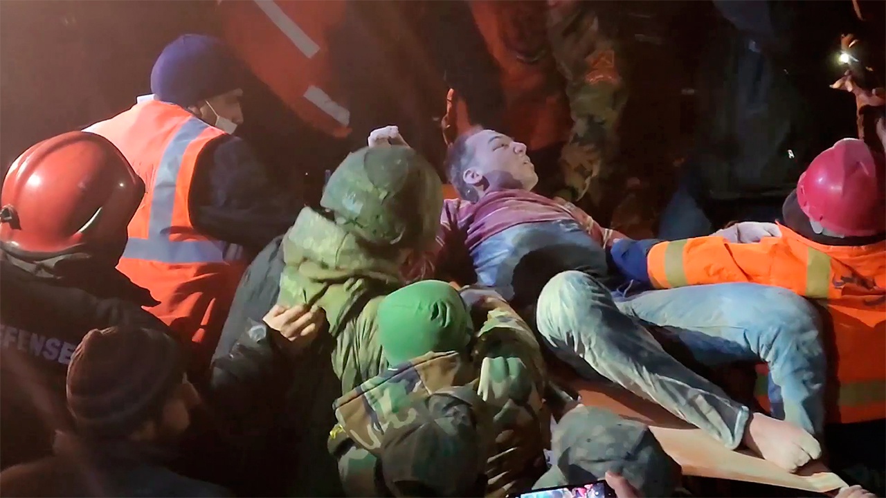 В Алеппо российские военнослужащие спасли из-под завалов мужчину