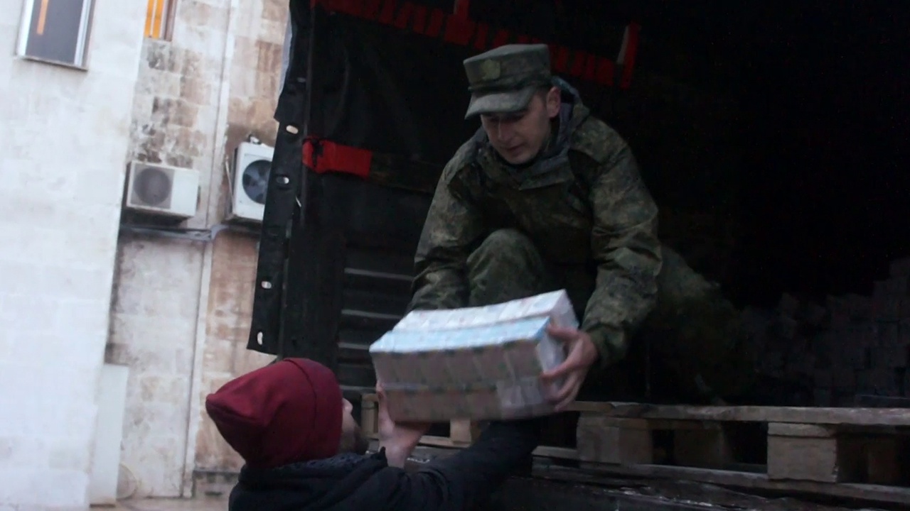 Российские военные в Сирии раздали гуманитарную помощь пострадавшим от землетрясения жителям