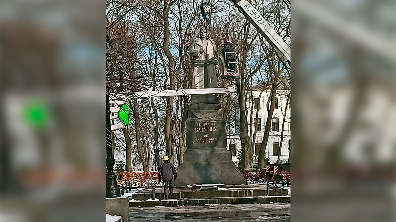 В Киеве сносят памятник освободившему город от фашистов генералу Ватутину