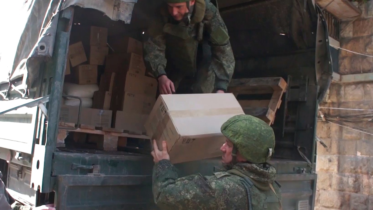 Российские военные раздали 46 тонн гумпомощи пострадавшим от землетрясения в Сирии