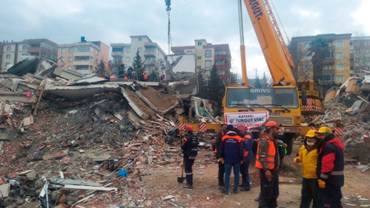 В Турции через 116 часов после землетрясения из-под завалов спасли юношу