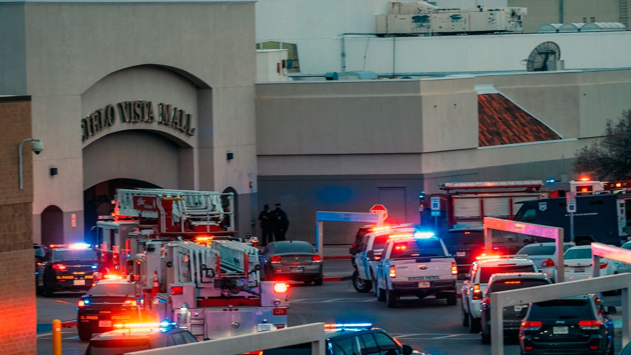 Один человек погиб и трое ранены в результате стрельбы в торговом центре в Техасе
