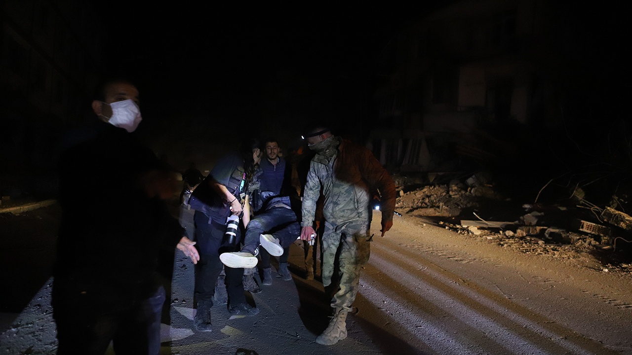 Три человека погибли и более 200 пострадали в результате нового землетрясения в Турции