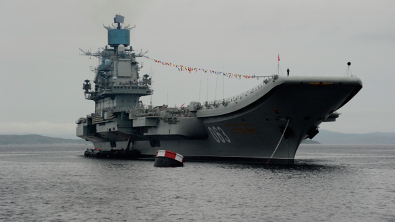 Глава ОСК Рахманов заявил, что проходящий модернизацию авианосец «Адмирал Кузнецов» покинул док