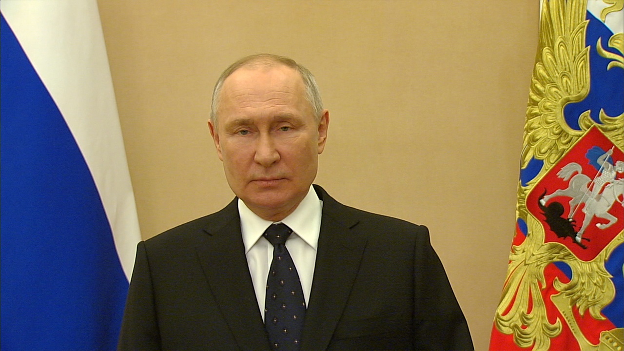 Путин поздравил россиян с Днем защитника Отечества