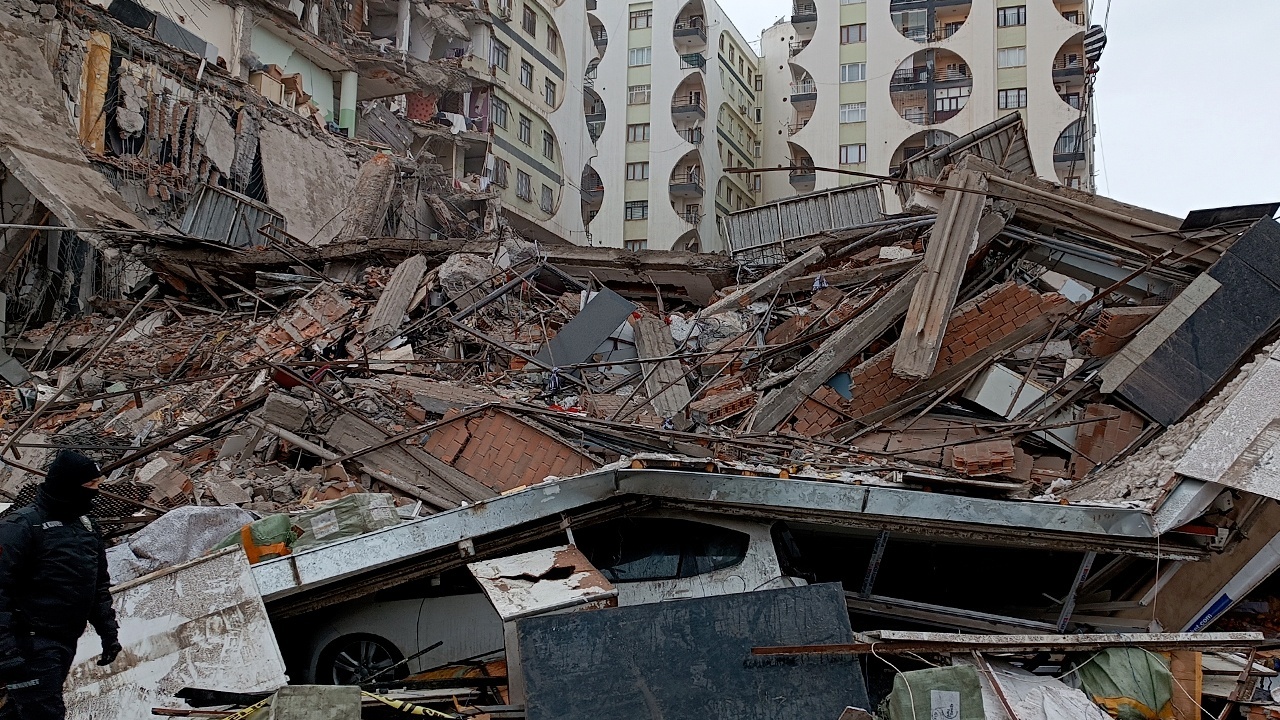 Число погибших при землетрясении в Турции достигло 44 218 человек