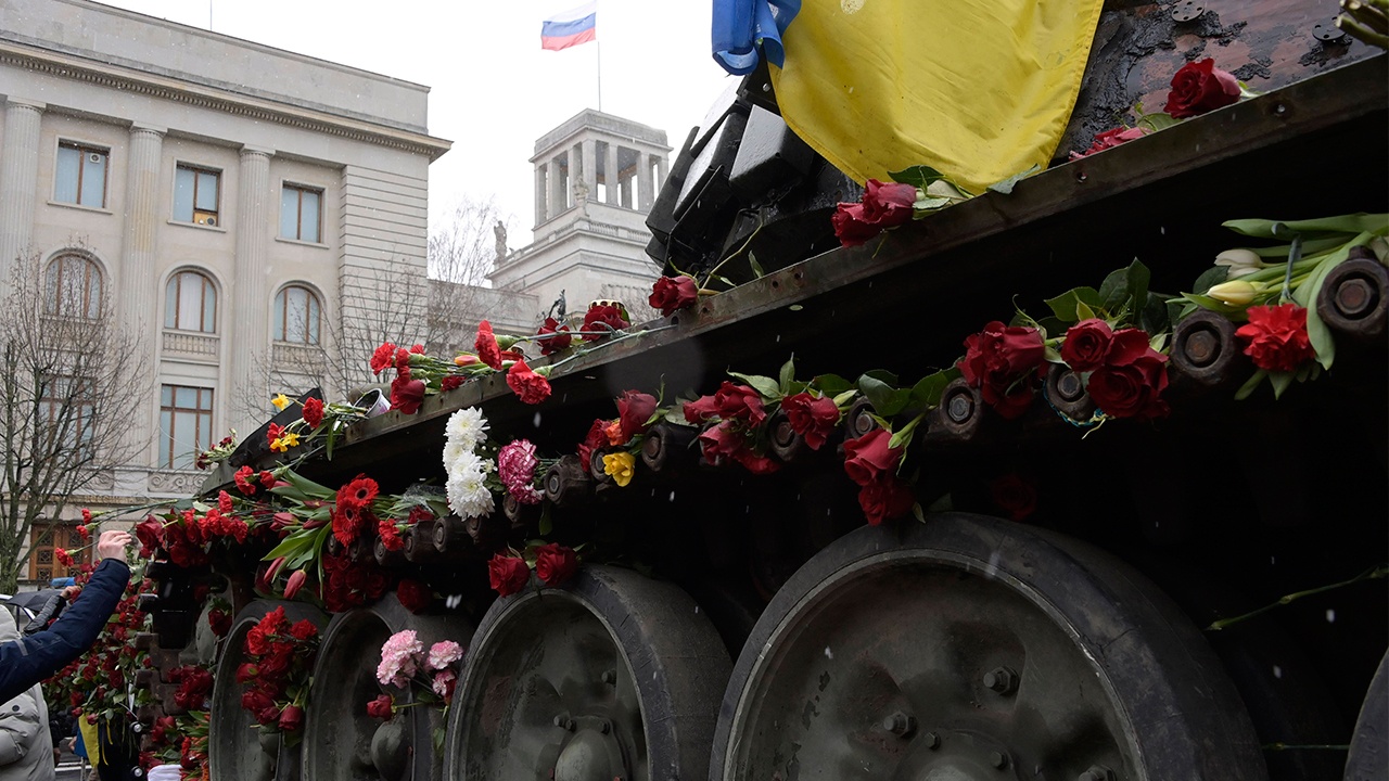 В Берлине вандалы растоптали цветы на танке у посольства России