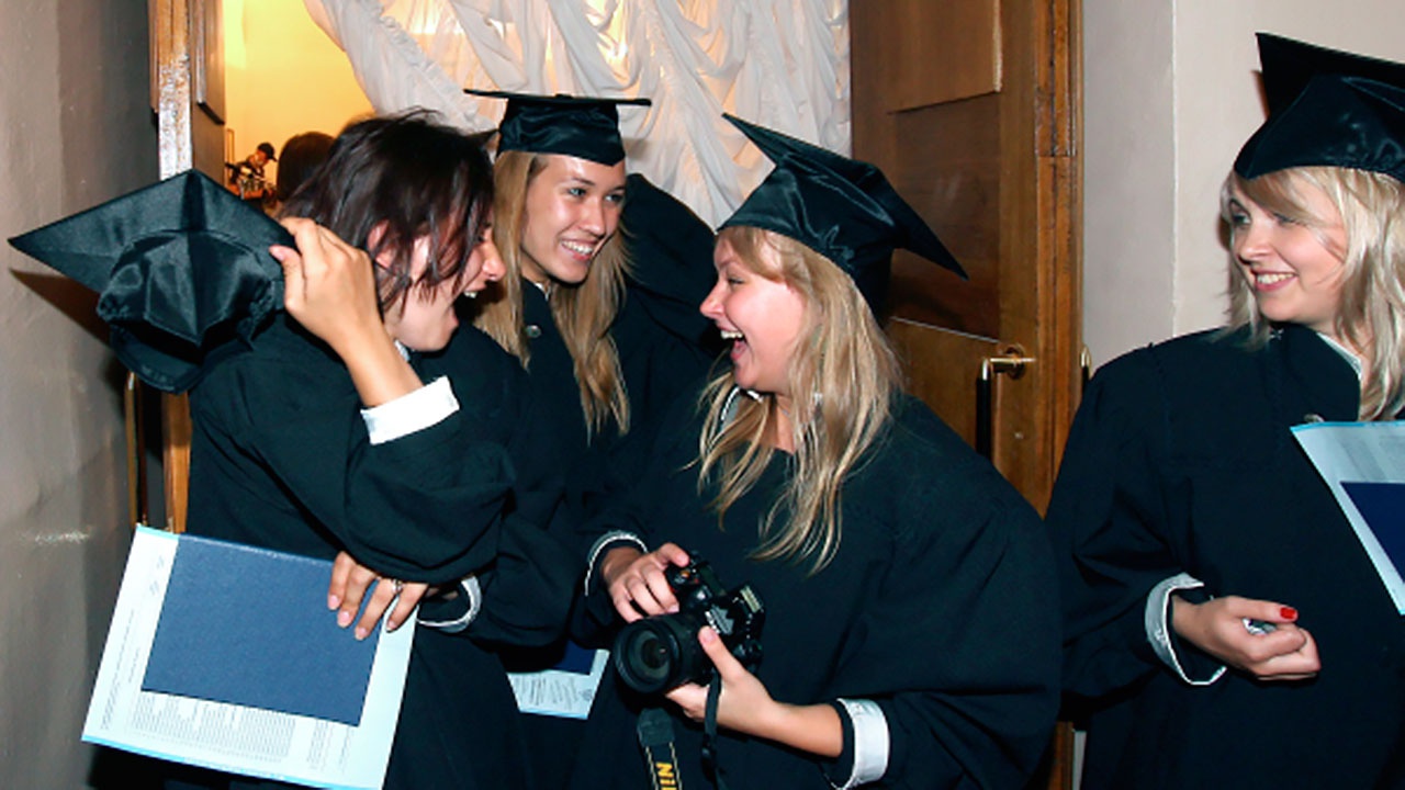 Дипломы бакалавров в России приравняют к дипломам о полном высшем образовании