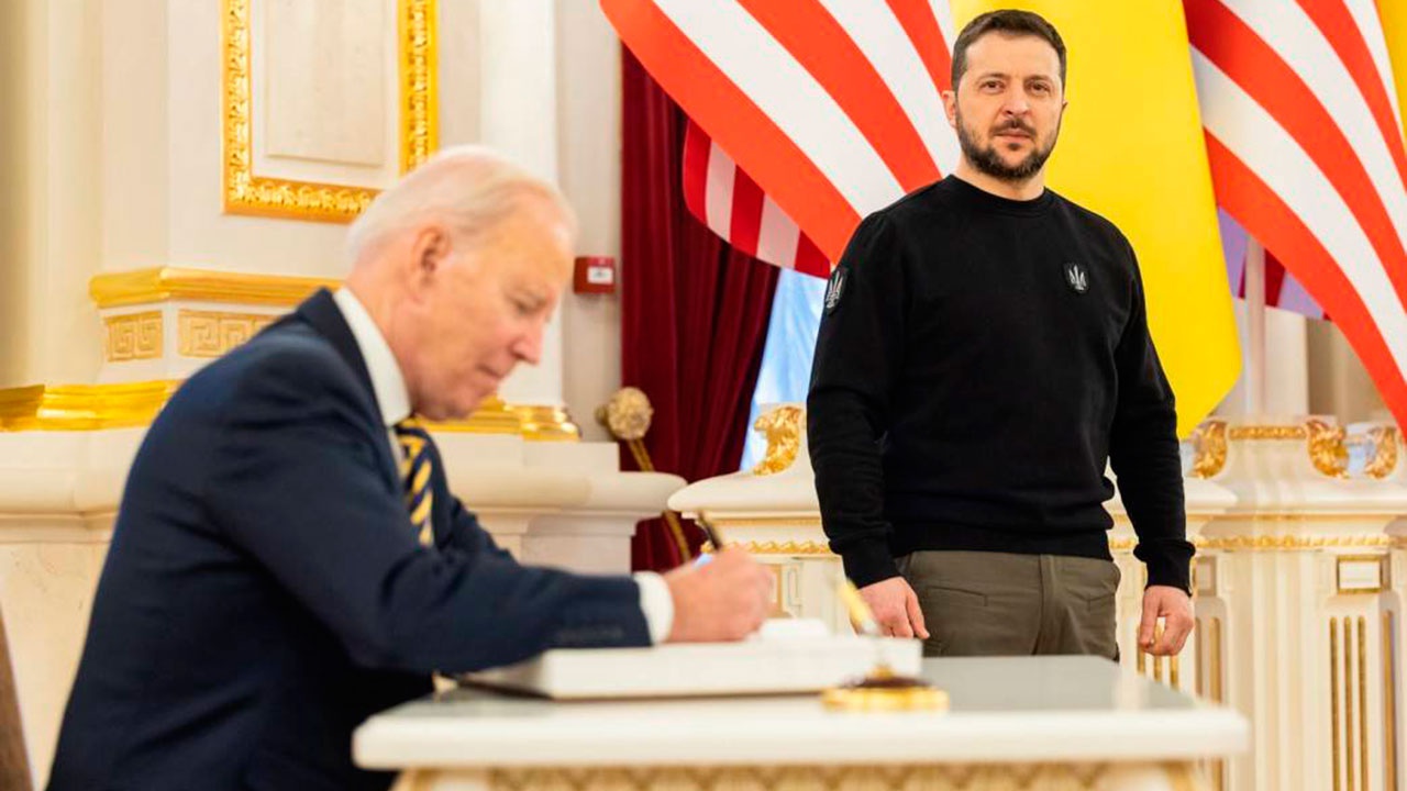 Экс-разведчик США Шаффер заявил, что США подкупают Киев в своих целях