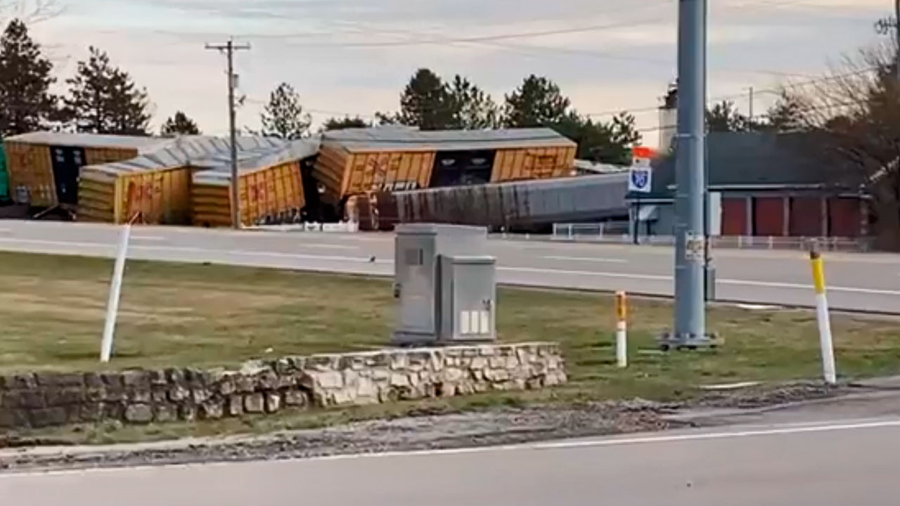 В Огайо перевернулись несколько вагонов грузового поезда