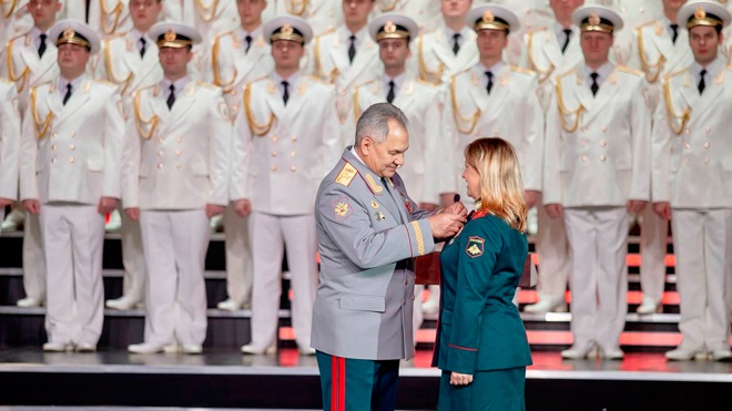 Красивым и сильным: Шойгу поздравил женщин с 8 марта в театре Российской Армии