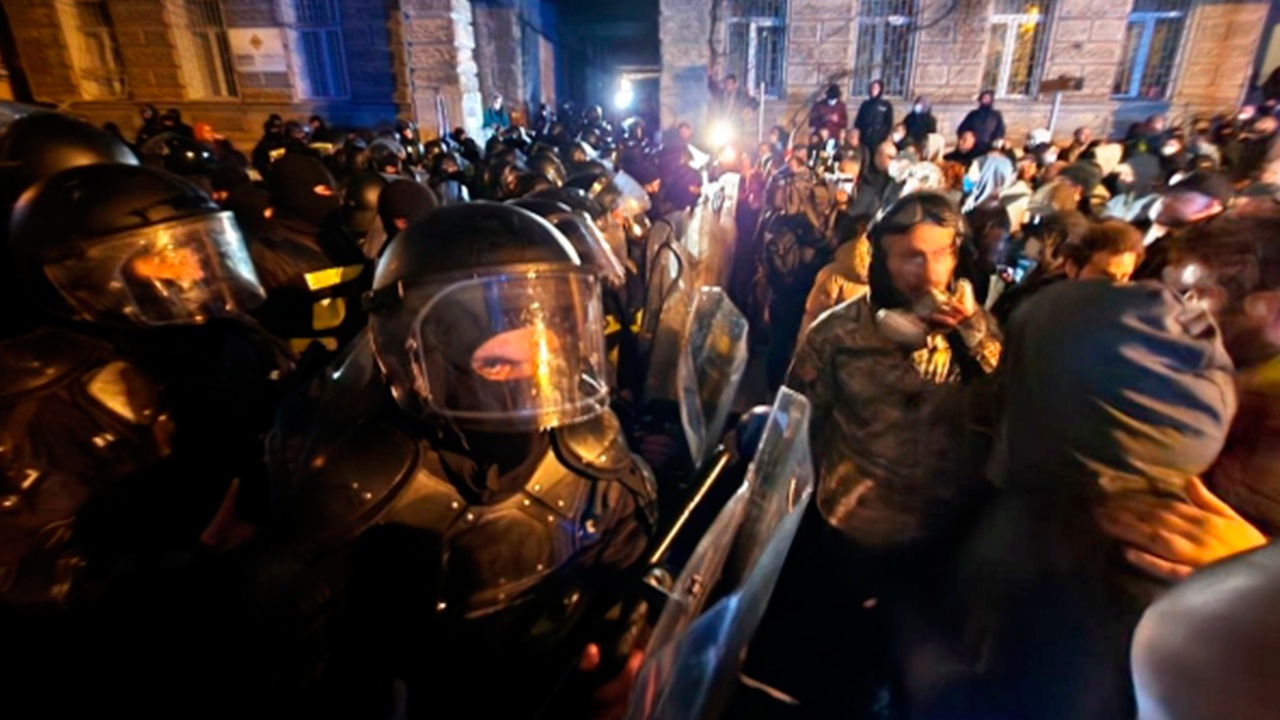 Спецназ начал разгонять митингующих у здания парламента в Тбилиси