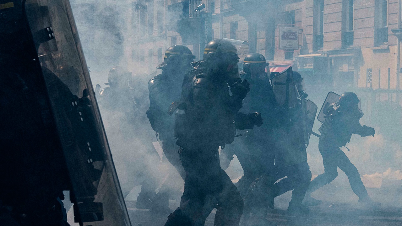 В Париже полиция применила слезоточивый газ на акции против пенсионной реформы