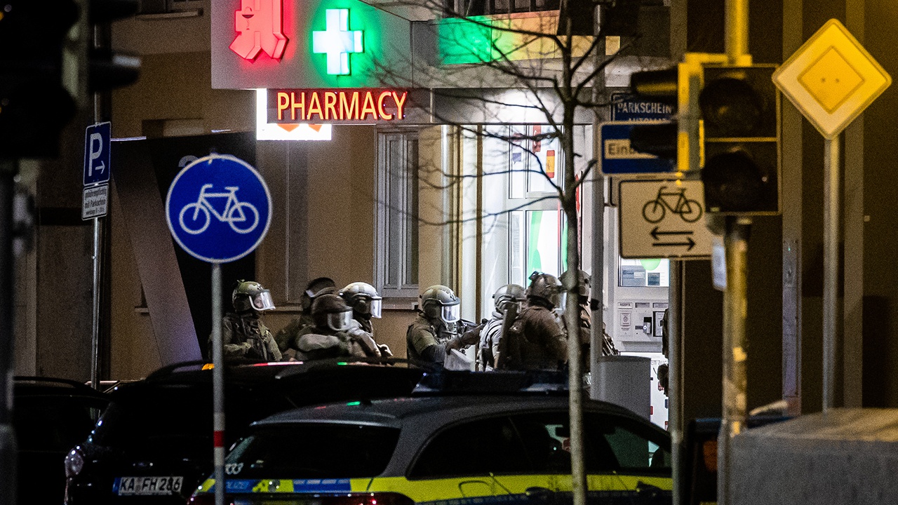 В Карлсруэ полиция взяла штурмом аптеку, где неизвестный держал заложников