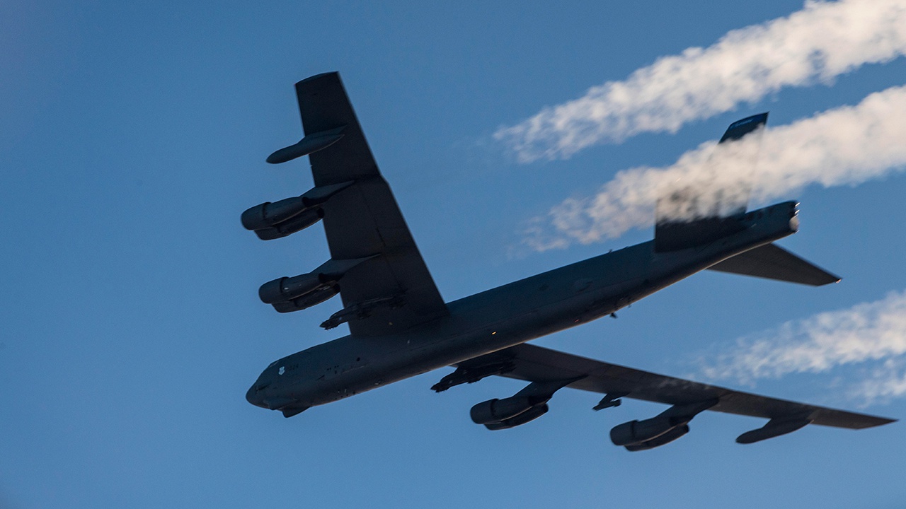 Ядерный бомбардировщик США B-52H Stratofortress совершил маневры у границ России