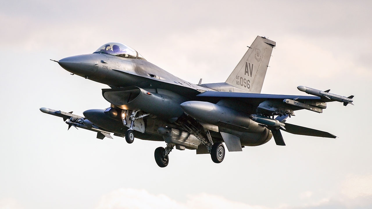 Politico: восемь сенаторов США потребовали от Пентагона отправить Киеву истребители F-16 