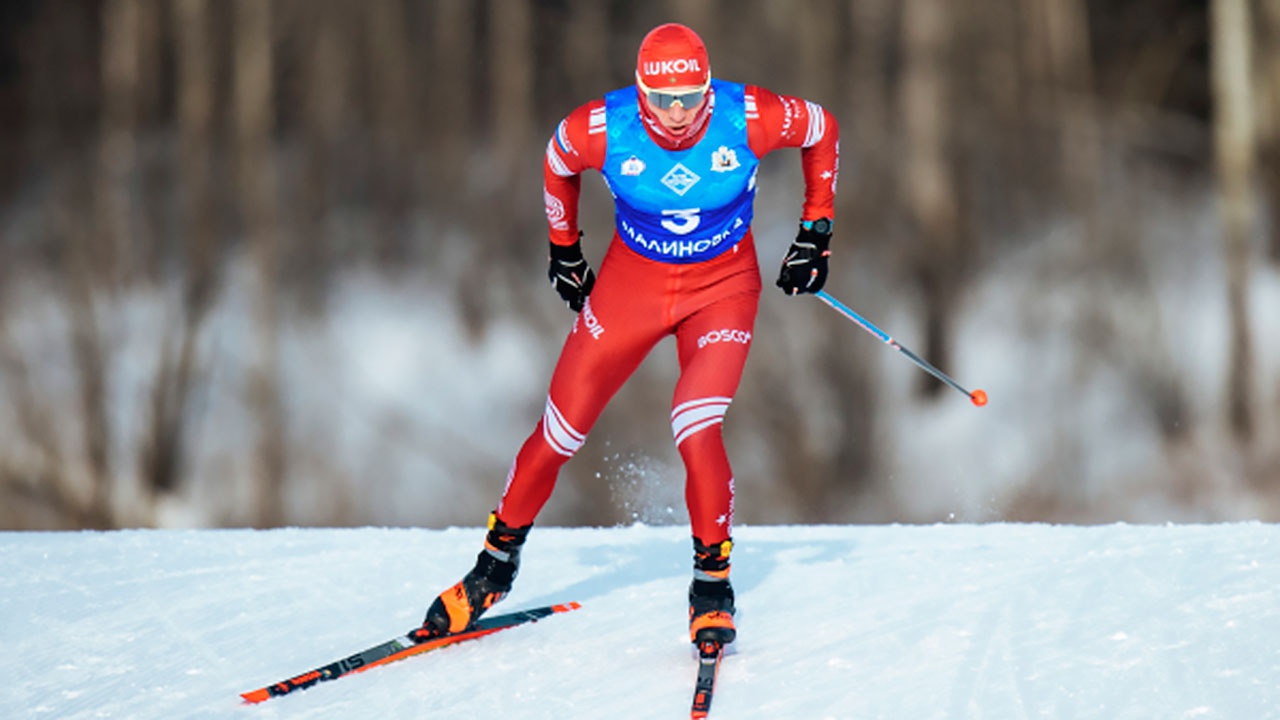 Большунов выиграл скиатлон на чемпионате по лыжным гонкам в Тюмени