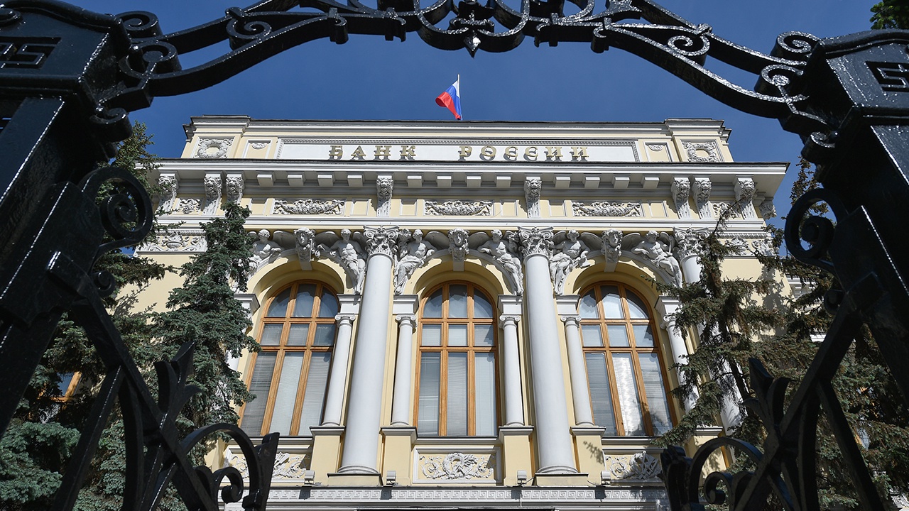 ЦБ обязал банки использовать только российские сервисы по внутренним переводам