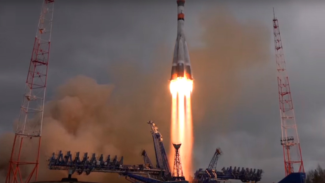 С космодрома Плесецк стартовала ракета «Союз-2.1а» со спутником для Минобороны России