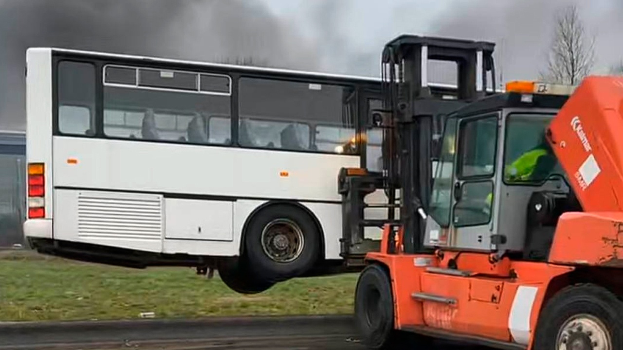 Во Франции протестующие сожгли машины и автобус в порту Гавра 